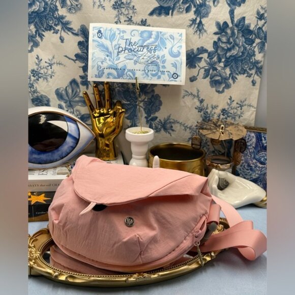 🆕 lululemon athletica 🧿 NWT Curved Crossbody Bag 3L, Light Pink - Picture 3 of 15